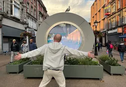 Una escultura circular conecta la capital de Irlanda con Nueva York, Lituania y Polonia