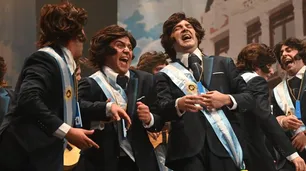 "Dejé el perro en la guardia y de paso lo clonaban": polémica con una murga en España por su parodia a Javier Milei