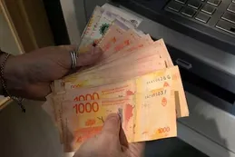 Acusan a una empleada de un banco de robar dinero