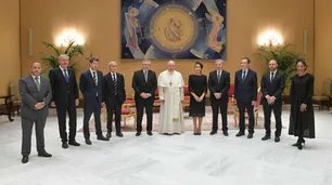 Regalos entre Alberto Fernández y el Papa Francisco: productos orgánicos por un mosaico