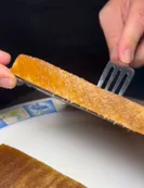 Influencer gastronómico sorprende al cocinar milanesas de madera