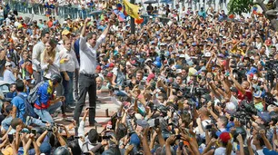 Inspirada en Bolivia, la oposición salió a la calle en Venezuela y apeló a las FF.AA.