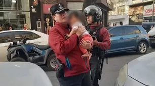Encerraron a su bebé de 6 meses en el auto y fueron a comprar ropa: rompieron la ventanilla para salvarla