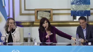 Cristina Kirchner al detalle: el libro que le regaló a Alberto pero "no leyó", indirectas y recomendación de serie