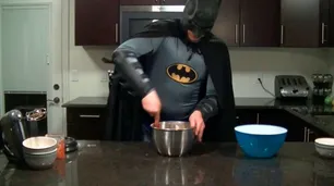 Insólita cita de Tinder: la recibió disfrazado de Batman y hasta le cocinó