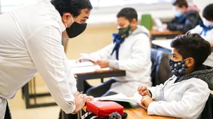 Aulas "burbuja", tapaboca obligatorio y días más cortos: así piensan implementar la vuelta a clases