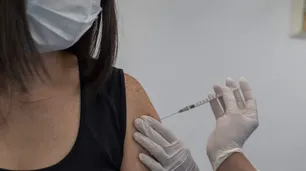 Pfizer: mujeres en Noruega con "senos más grandes" tras recibir la vacuna contra el Covid-19