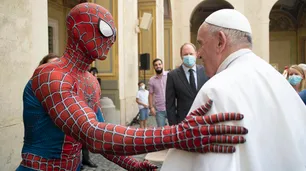 Quién es el joven que saludó al Papa vestido como el Hombre Araña