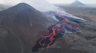Los impresionantes videos del volcán que entró en erupción a 30 kilómetros de una capital europea