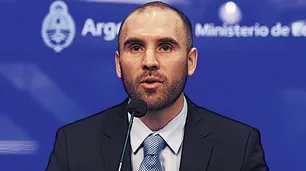 "Argentina no puede pagar más a acreedores", escribió Guzmán en Financial Times