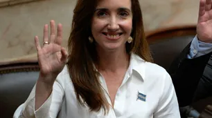 Moda sin grieta: Villarruel usó el broche "banderita", un fetiche de Eva Perón