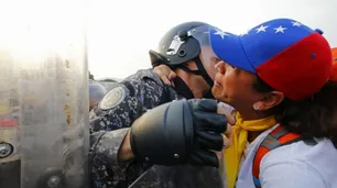 Fuerzas chavistas y opositores chocan en la frontera de Venezuela con Colombia