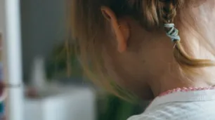 Nena de 3 años jugaba con una aguja de tejer como "varita mágica" y se la clavó en la cabeza