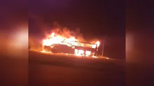 Un micro se incendió sobre la ruta 2: los 41 pasajeros resultaron ilesos de milagro