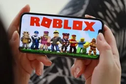 Roblox, grooming y monedas virtuales: cuando jugar ya es habitar un “territorio digital” sin reglas claras