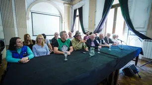 Gremios enfrentados a Javier Milei se manifestaron en Plaza de Mayo contra el ajuste