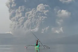 El volcán Taal mantiene a Filipinas en máxima alerta por posible "tsunami volcánico"