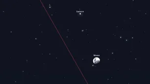 Cómo ver el fenómeno astronómico que la Luna y Saturno protagonizarán este lunes