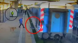 Una mujer quiso subirse a un tren en movimiento, pero se cayó a las vías y casi es atropellada