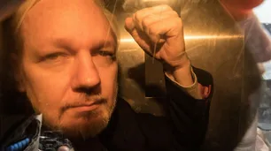 Condenaron a Julian Assange a casi un año de cárcel en Reino Unido