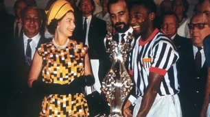 Entre reyes: el día en que Isabel II conoció a su admirador Pelé