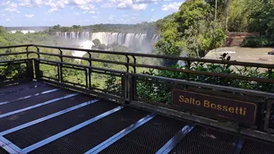 Intensa búsqueda de un turista que cayó a las Cataratas del Iguazú en plena crecida