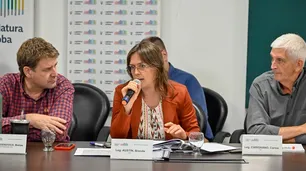 En pleno conflicto con UEPC, la oposición presiona al gobierno con una ley para blindar el salario docente frente a la inflación