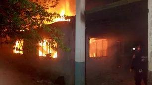 Investigan un incendio intencional en una escuela de Moreno