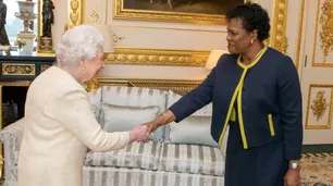 Barbados rompió lazos con la monarquía británica y eligió a su primera presidenta