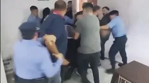 Absolvieron a un médico por mala praxis y la familia de la víctima enfureció: escándalo, tumulto y golpes