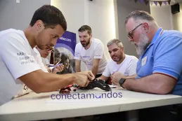 Junto a Gino Tubaro, colaboradores de Telecom entregan prótesis gratuitas