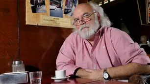 Juan Sasturain galardonado en España