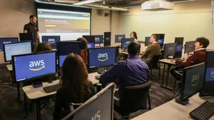 Corrientes busca acuerdo con Amazon para capacitar a 10 mil jóvenes en tecnología