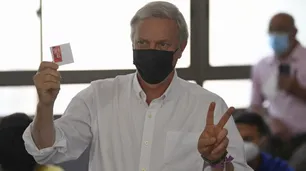 Elecciones en Chile: votó el derechista Kast y lo abuchearon, pero se mostró confiado en su triunfo