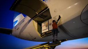 Tres nuevos vuelos traerán a Argentina más de 3 millones de vacunas Sinopharm