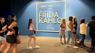 Una exhibición inmersiva cuenta la vida de Frida Kahlo a través de su obra