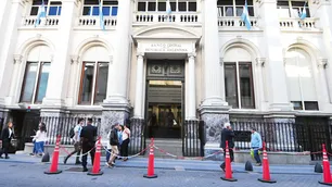El BCRA dispuso que los bancos podrán pasar una parte de sus encajes a bonos del tesoro