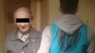 Detienen a un jubilado pedófilo: tenía un maniquí vestido de niño y afiches de "Patito Feo"