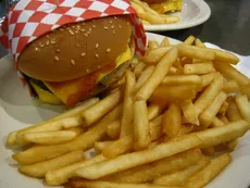 Comer hamburguesas y alimentos procesados todos los días puede aumentar el riesgo de Alzheimer