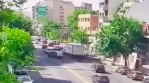 Un camión chocó autos estacionados y atropelló a una mujer en Flores
