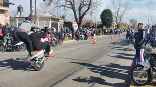 Multitudinario velorio a El Noba: familiares, amigos y fans haciendo willy en moto