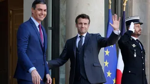 Macron se une a la propuesta de Sánchez para impulsar una reforma eléctrica europea