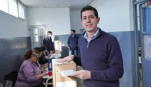 Wado de Pedro votó en Mercedes y espera los resultados con Axel Kicillof