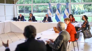 Alberto se reúne en Olivos con el comité de expertos para definir la extensión de la cuarentena
