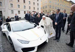 El papa Francisco recibió de regalo un Lamborghini de 230 mil euros