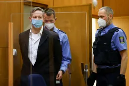 Perpetua para un neonazi alemán que mató a un político del partido de Angela Merkel