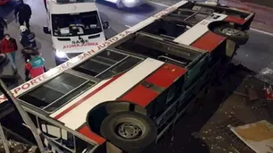 Un colectivo cayó desde un puente a la General Paz y dos personas resultaron heridas