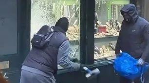 Londres, estilo Tarantino: roban a mazazos, en plena calle, una joyería en Richmond...