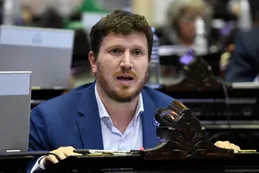 Un diputado arrojó cenizas para mostrar la crisis en Rosario por los incendios: "Esto estamos respirando"