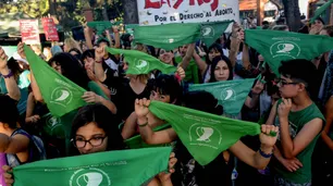 Manifestantes realizaron un "pañuelazo" a favor del aborto frente a la Quinta de Olivos